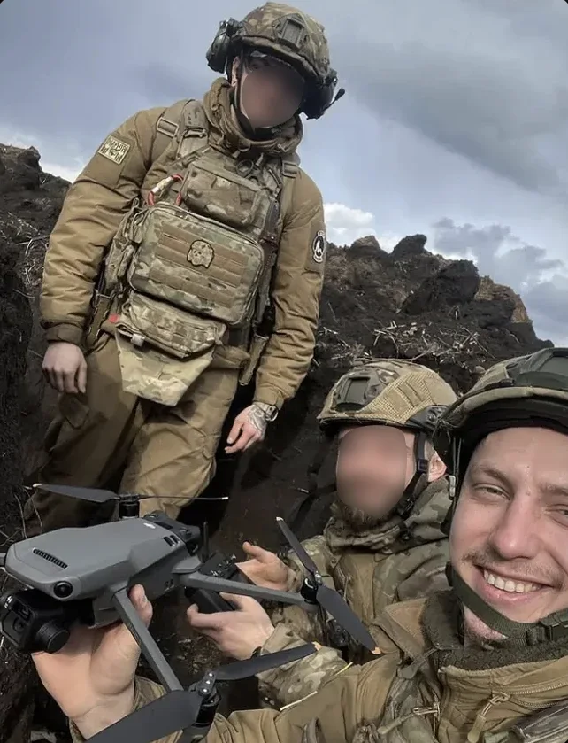Частина команди MEGA під час служби
